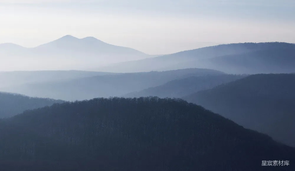 高清摄影 自然风光 山峦 清晨 宁静 雾气 雾中的山峦