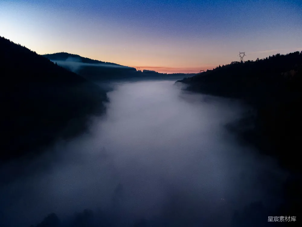 高清摄影 晨雾 山谷 自然 风景 宁静 晨雾中的山谷