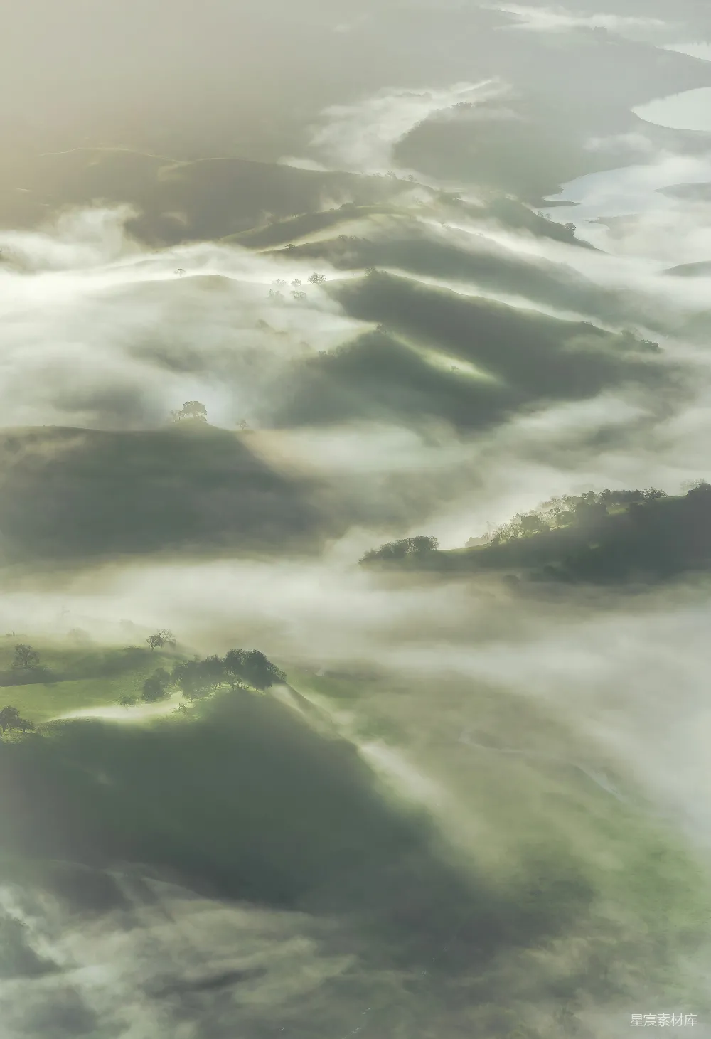 高清摄影 自然风光 晨雾 山丘 宁静 风景 云雾缭绕的山丘