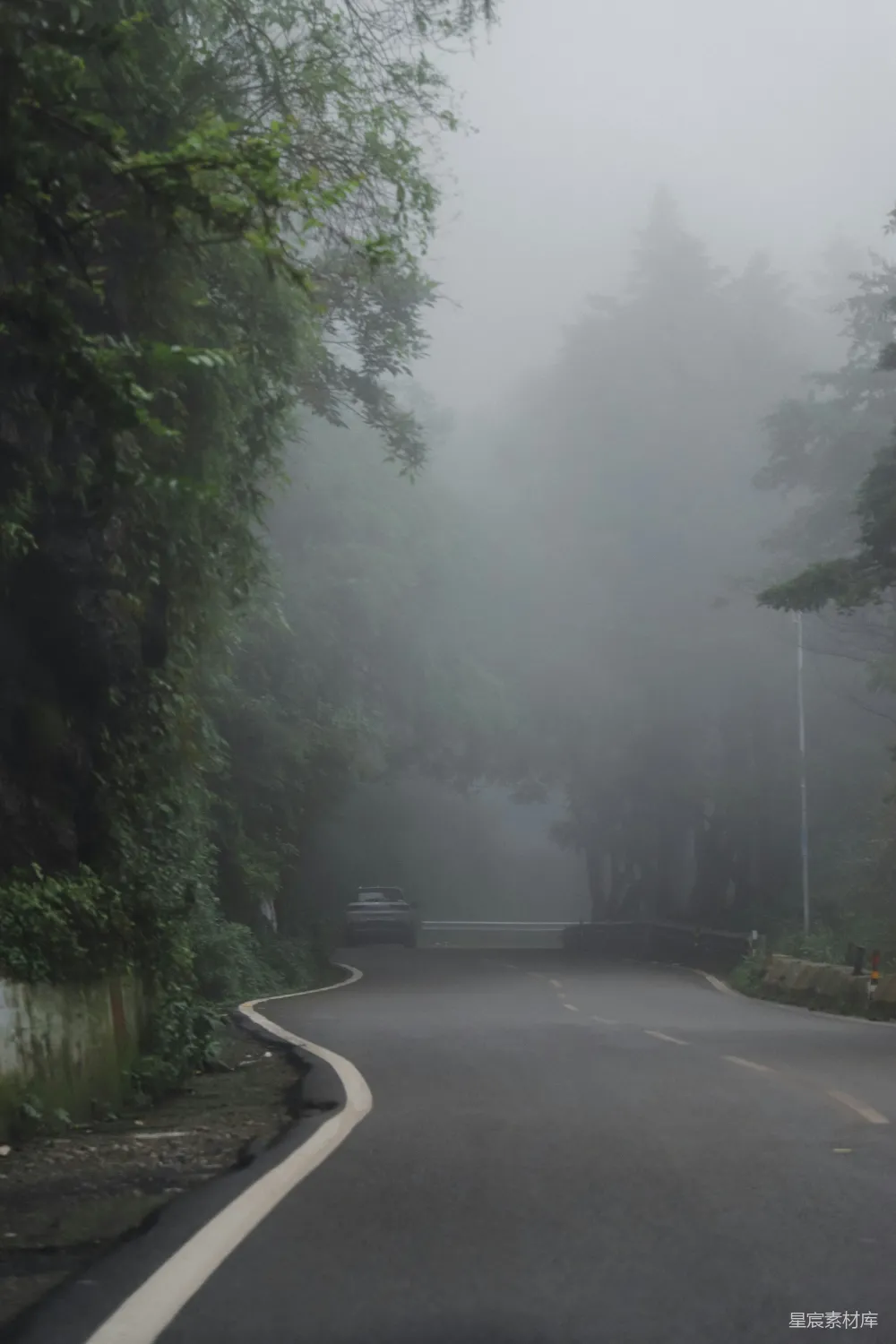 高清摄影 雾气 山路 自然 旅行 风景 雾中蜿蜒山路