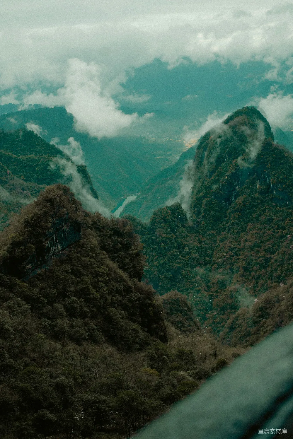 高清摄影 山脉 自然风光 云雾 宁静 户外 云雾缭绕的山谷