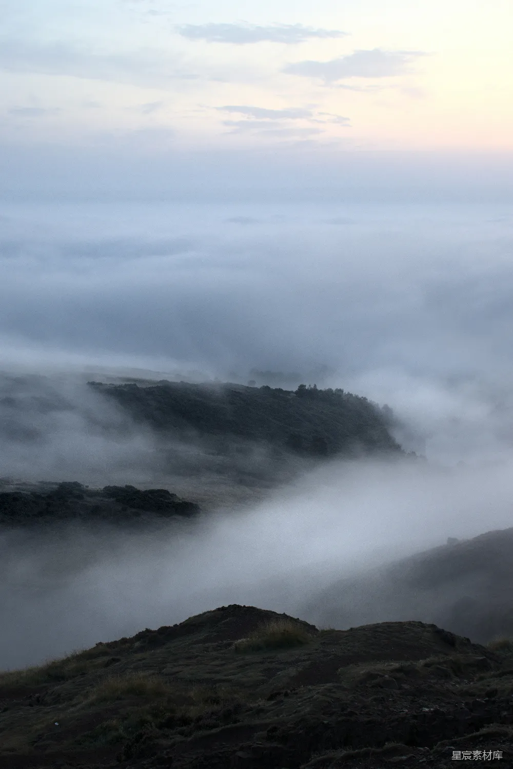 高清摄影 山峰 云海 自然风光 清晨 宁静 云海中的山峰