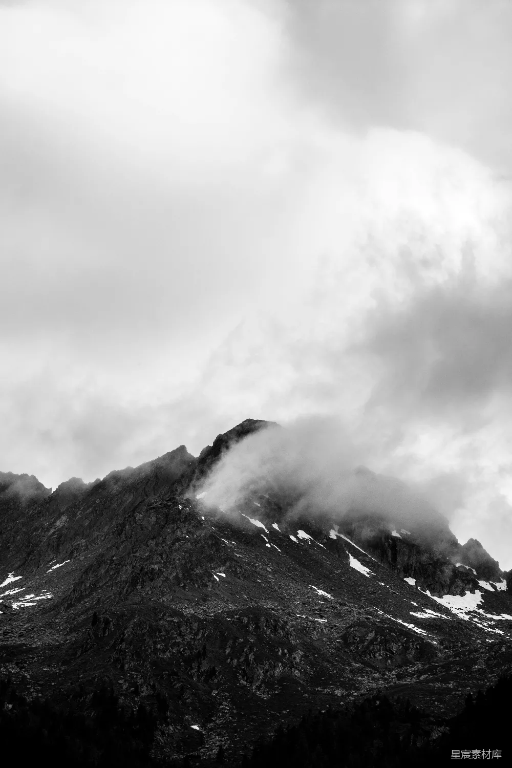 高清摄影 山峰 黑白 自然 风景 云雾 云雾缭绕的山峰