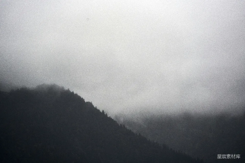 高清摄影 雾 山丘 自然 阴郁 风景 雾中的山丘