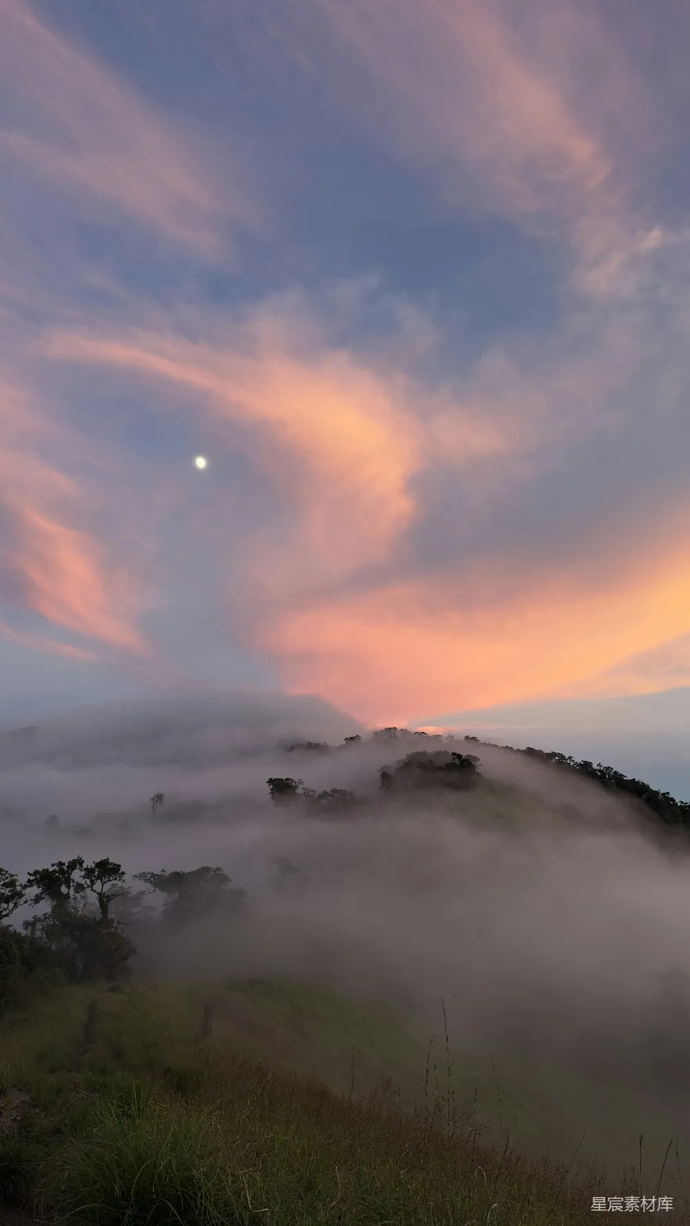 高清摄影 晨雾 山峦 自然风光 宁静 日出 晨雾中的山峦