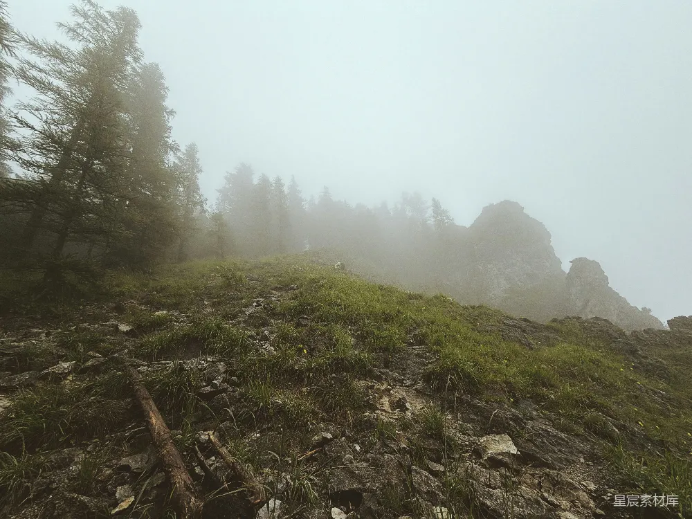 高清摄影 山景 雾气 自然 户外 旅行 雾中的山间小径
