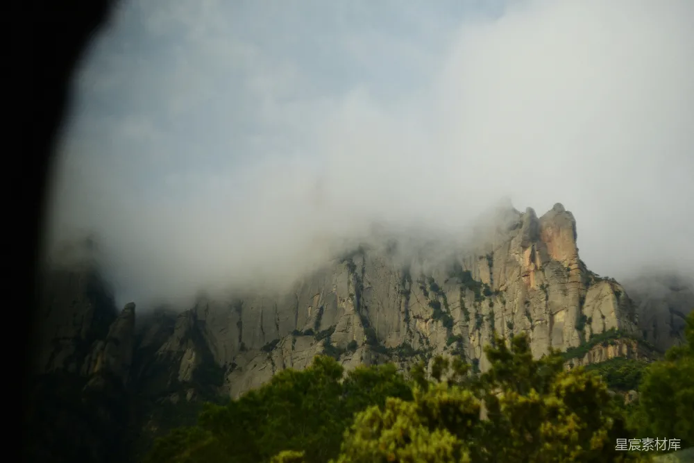 高清摄影 自然风光 山峰 云雾 户外 风景 云雾缭绕的山峰