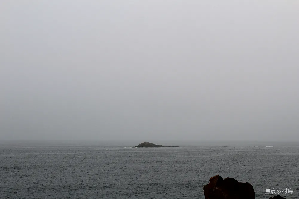 高清摄影 海洋 雾气 宁静 自然 风景 雾中的海中岛