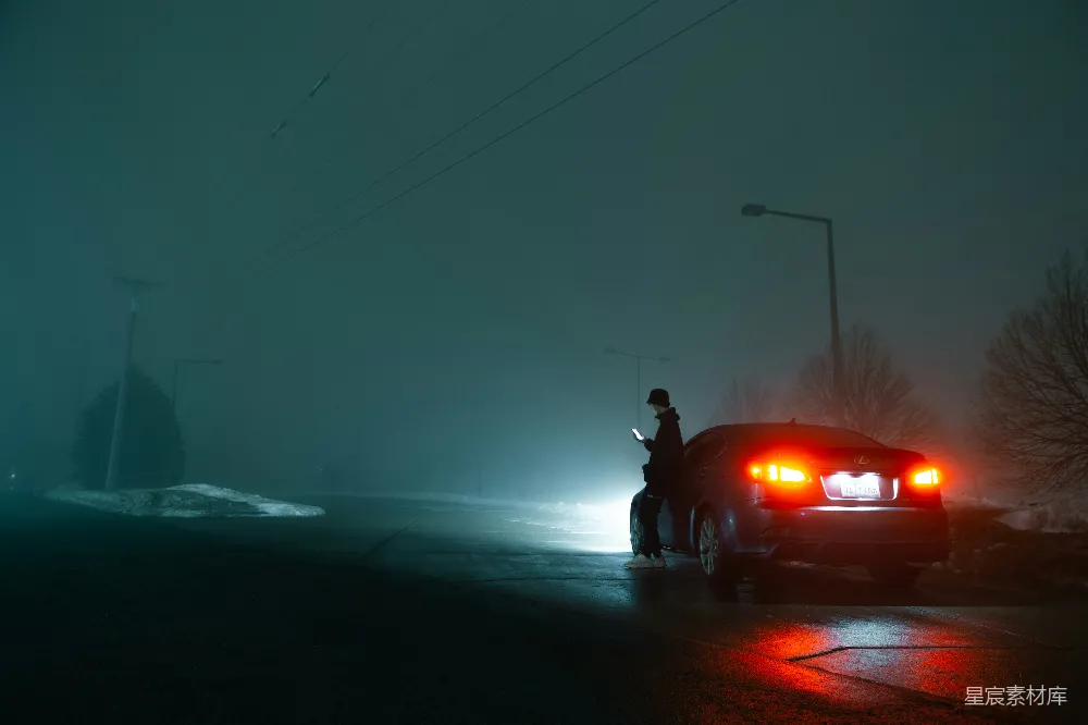 高清摄影 夜晚 雾气 停靠 孤独 冷色调 雾夜路边停车