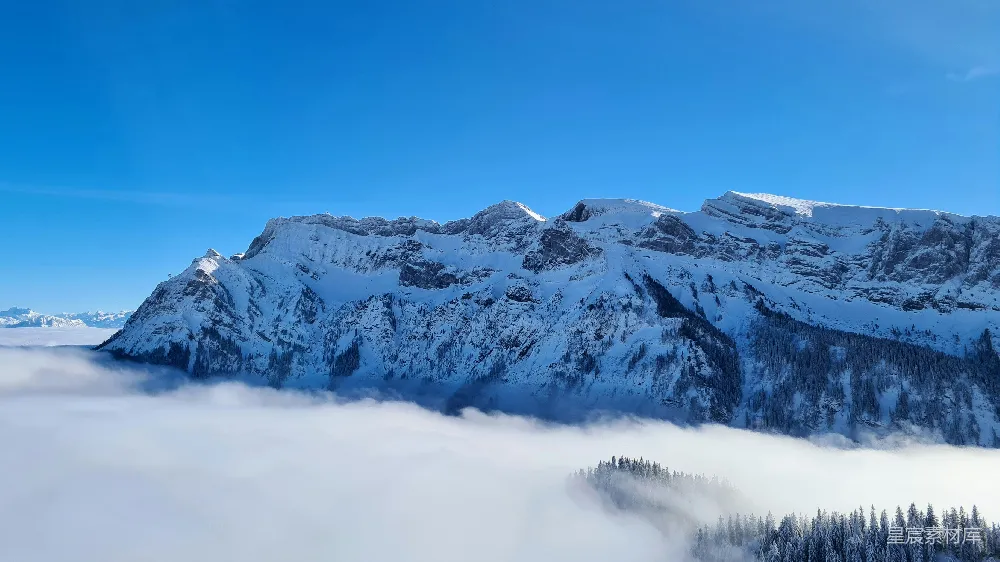 高清摄影 雪山 云雾 自然风光 冬季 户外 雪峰之巅，云海环绕
