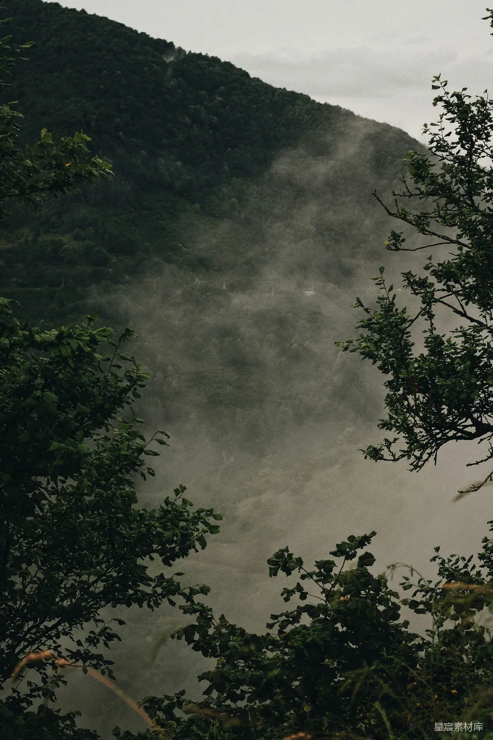高清摄影 自然风光 山峦 雾气 宁静 风景 雾中的山峦