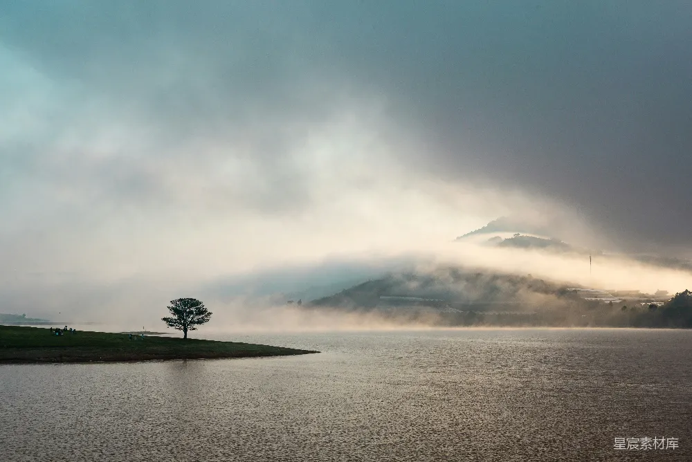 高清摄影 风景 晨雾 湖泊 自然 宁静 晨雾中的宁静湖畔