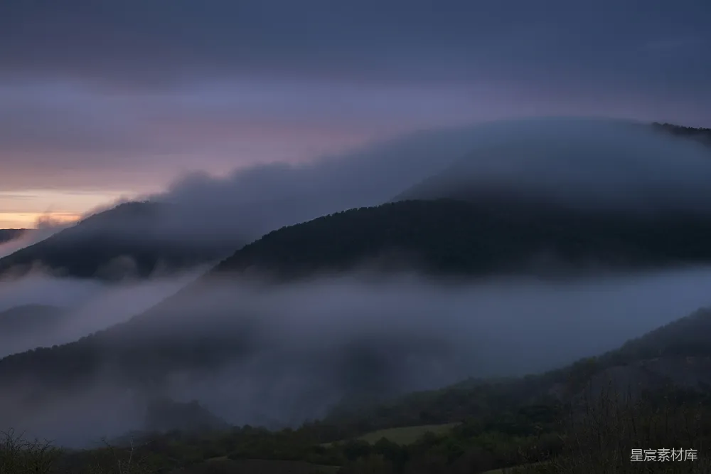 高清摄影 晨雾 山峦 自然风光 宁静 清晨 晨雾中的山峦