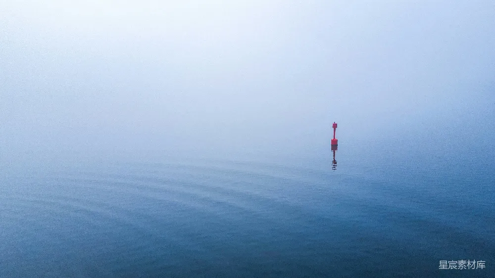 高清摄影 宁静 雾景 浮标 自然 水景 雾中漂浮的红色浮标