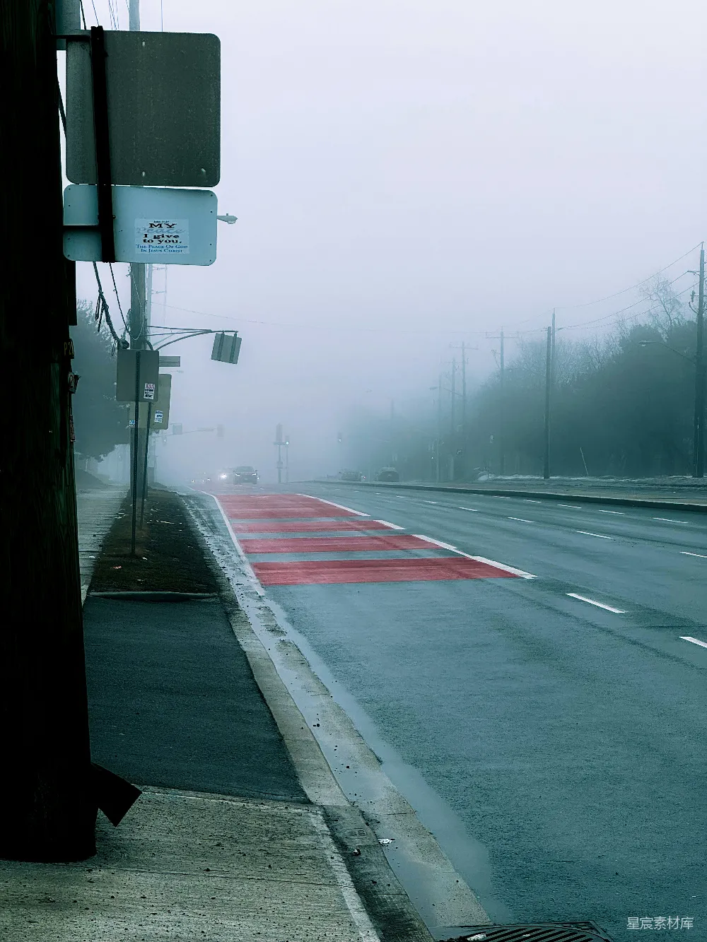 高清摄影 雾天 街道 城市 交通标志 清晨 雾蒙蒙的街道