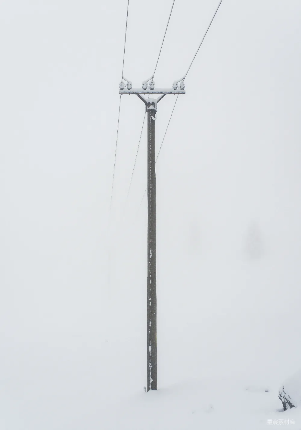 高清摄影 雪景 冬季 自然风光 电力设施 静谧 雪中的电线杆