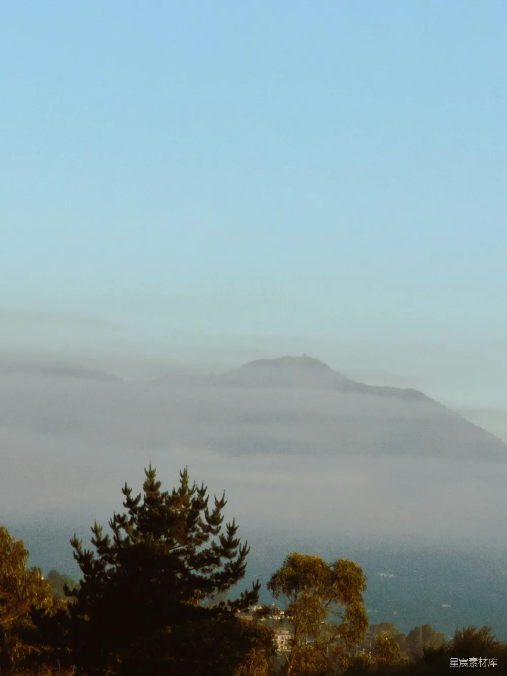 高清摄影 山景 雾 自然 宁静 清晨 雾中的山景