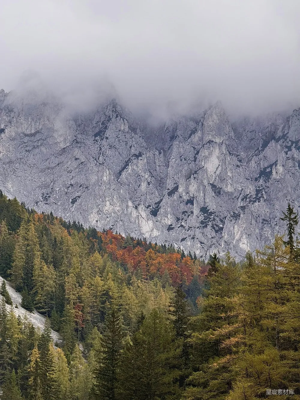 高清摄影 山峦 秋景 雾气 森林 自然 秋日山峦的雾色