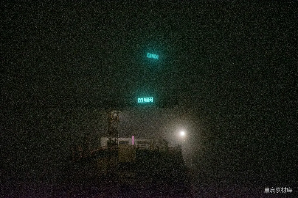 高清摄影 夜晚 标志 工业 城市 氛围 夜幕下的ALTO标志