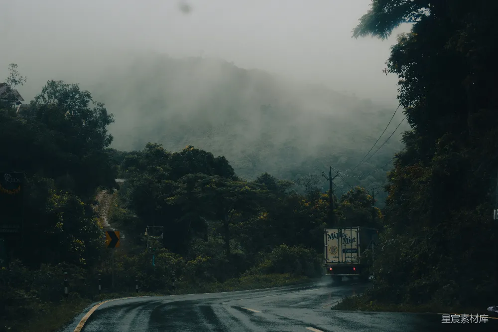 高清摄影 山路 雾气 卡车 自然 旅行 雾中的山路