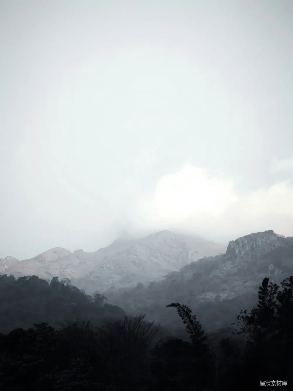 高清摄影 自然风光 山脉 雾气 宁静 户外 雾中山景