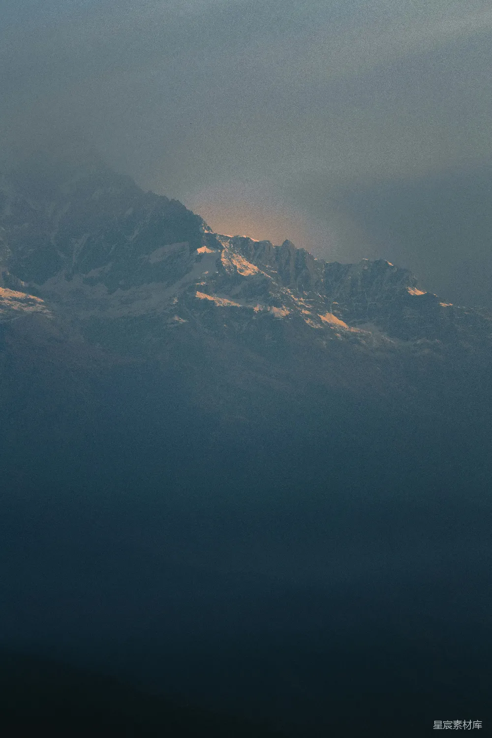 高清摄影 雪山 晨曦 自然风光 宁静 旅行 晨曦中的雪山