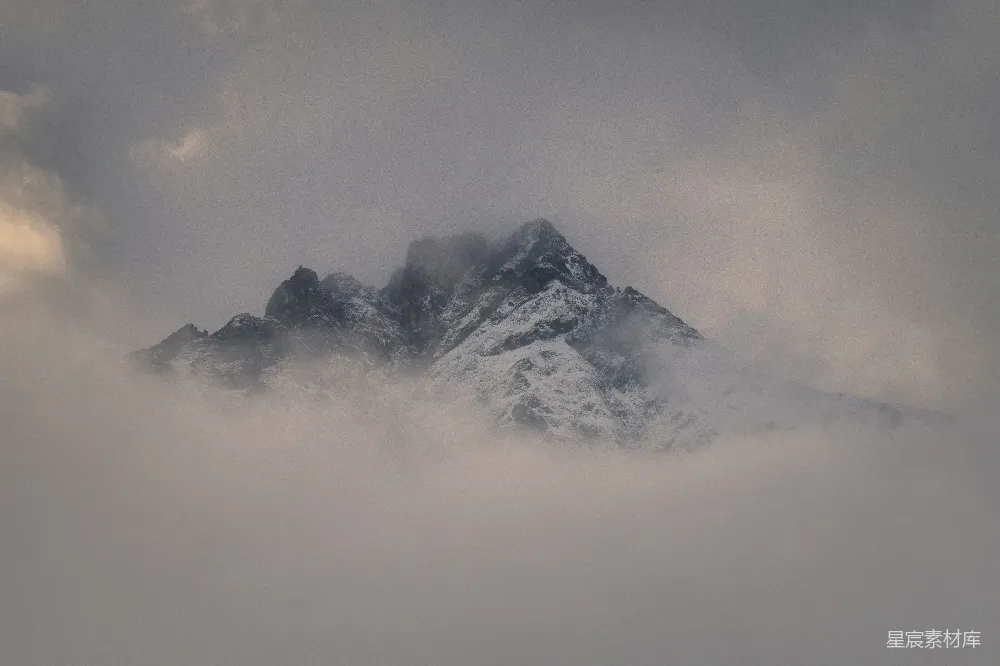 高清摄影 山峰 云雾 自然 风景 探险 云雾缭绕的雪山