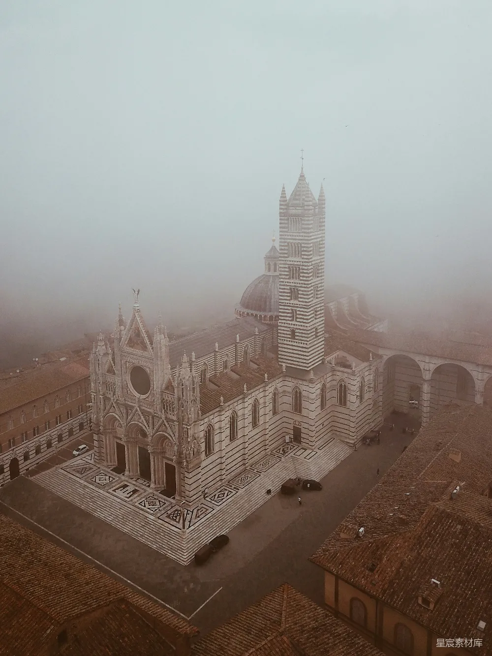 高清摄影 历史建筑 教堂 雾景 建筑艺术 城市风光 雾中的历史建筑