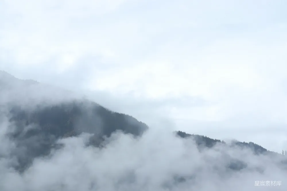 高清摄影 山景 云雾 自然 宁静 旅行 云雾缭绕的山间