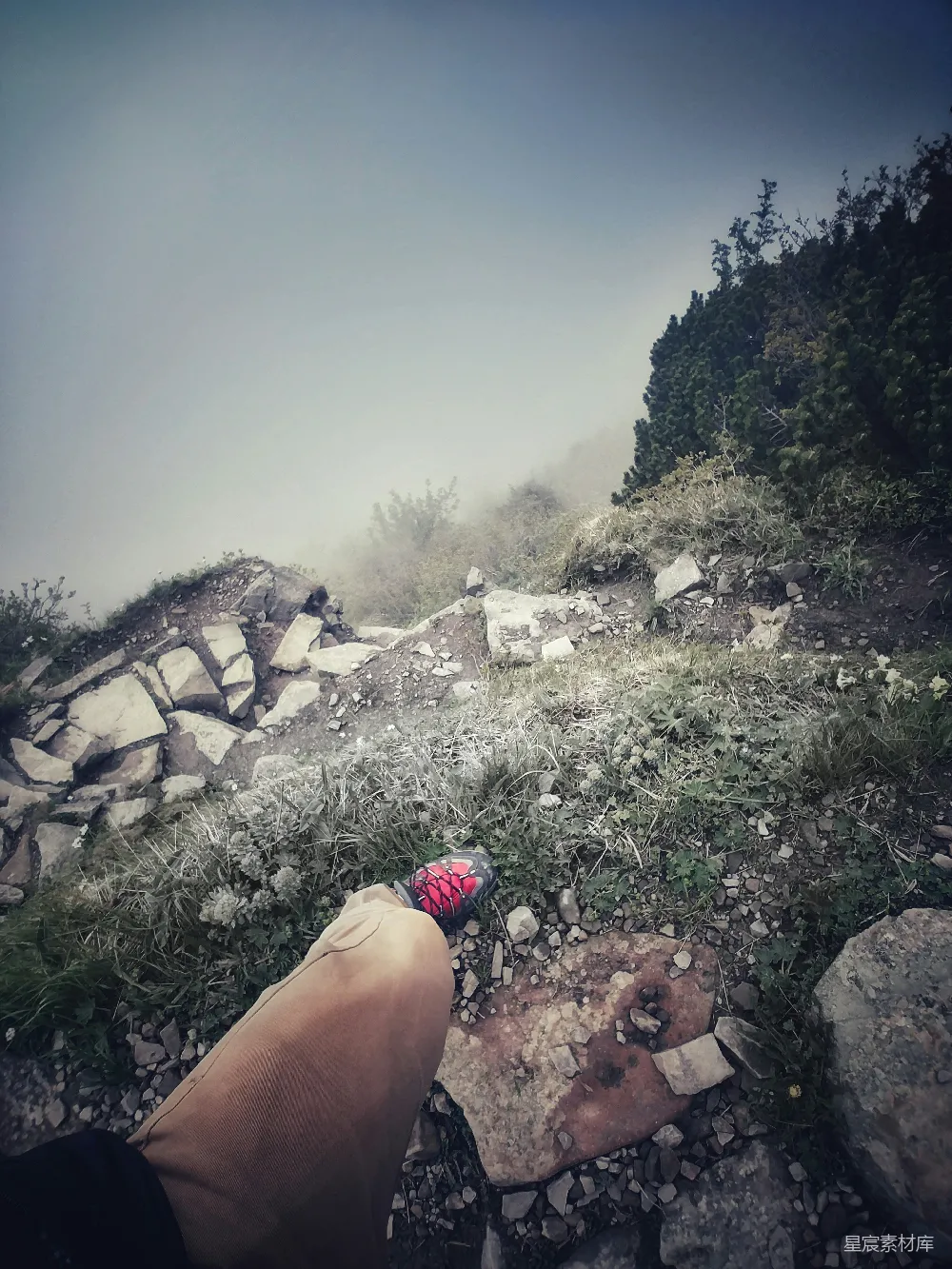 高清摄影 登山 户外 自然 徒步 风景 雾中登山者的脚步
