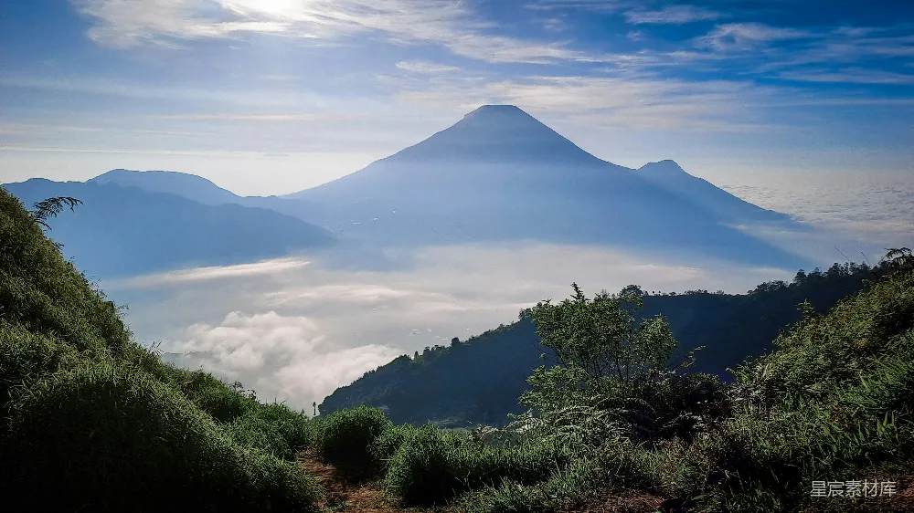 高清摄影 自然风光 山川地貌 云雾缭绕 户外旅行 清晨美景 云海中的火山