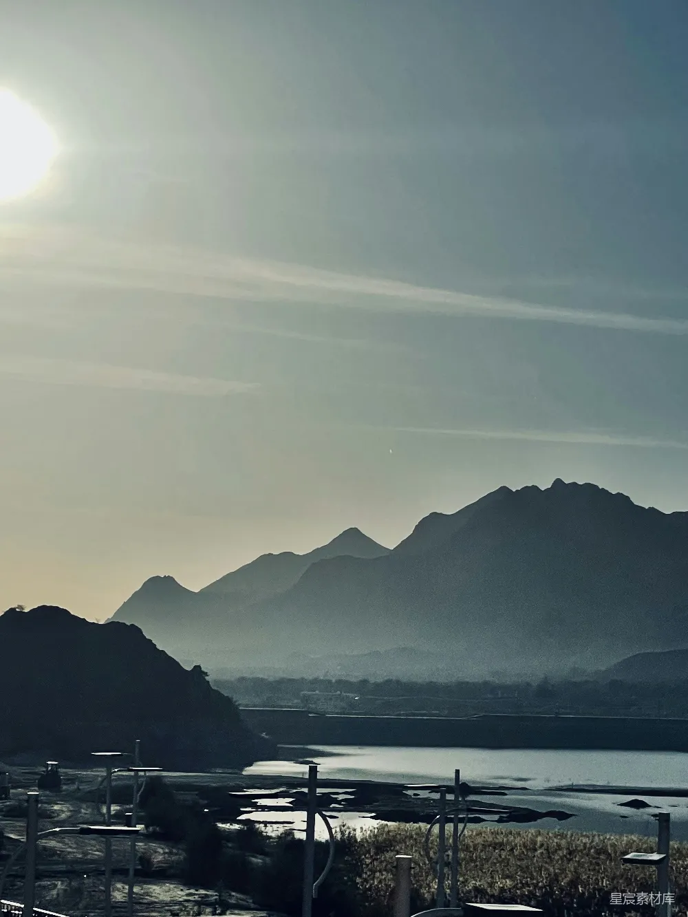 高清摄影 自然风光 日出 山川 湖泊 宁静 山河湖畔日出