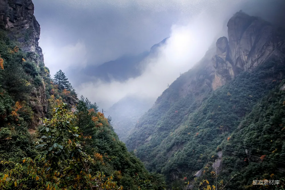 高清摄影 山景 自然风光 云雾 秋季 户外 云雾缭绕的山间