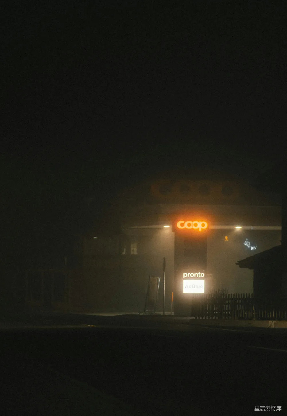 高清摄影 夜间 加油站 雾气 灯光 城市 夜幕下的加油站