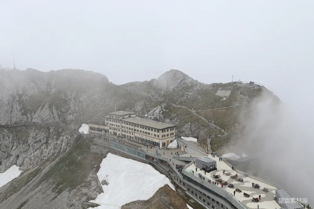 高清摄影 瑞士 山地 缆车站 旅游景点 自然风光 瑞士皮拉图斯山缆车站俯瞰