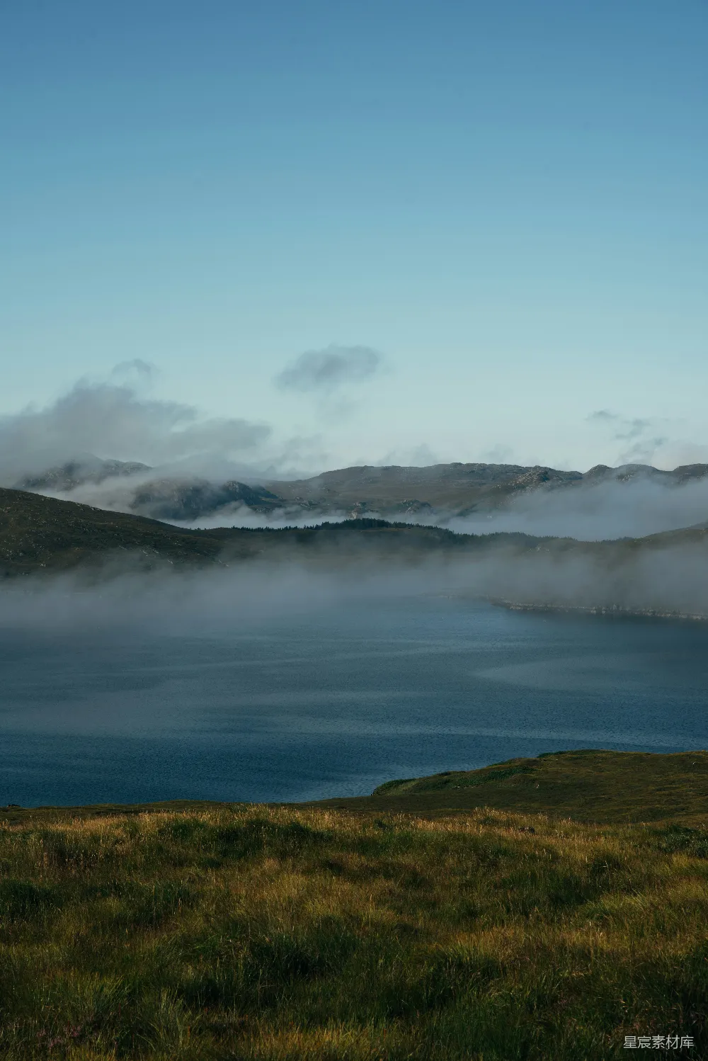 高清摄影 自然风光 宁静 湖畔 山丘 早晨 雾中的宁静湖景