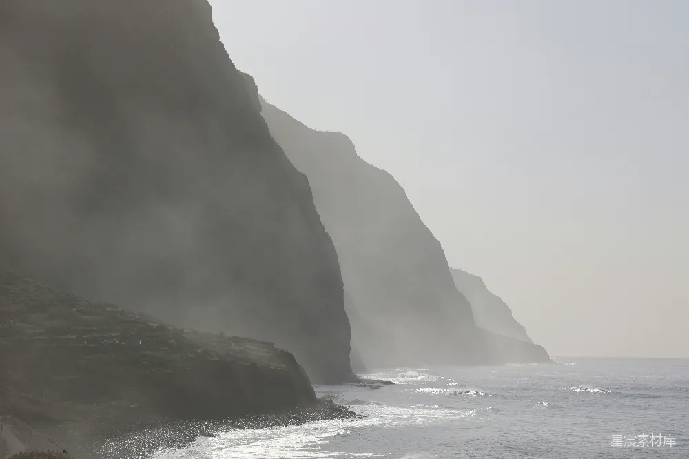 高清摄影 海岸 峭壁 雾气 自然风光 风景 雾中的海岸峭壁