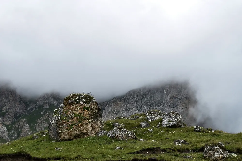 高清摄影 山岩 云雾 自然风光 户外 风景 云雾缭绕的山岩