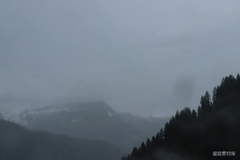 高清摄影 山景 自然 风景 雾气 宁静 云雾缭绕的雪山