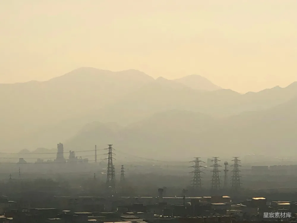 高清摄影 雾霾 工业区 电力塔 城市景观 环保 雾霾中的工业区