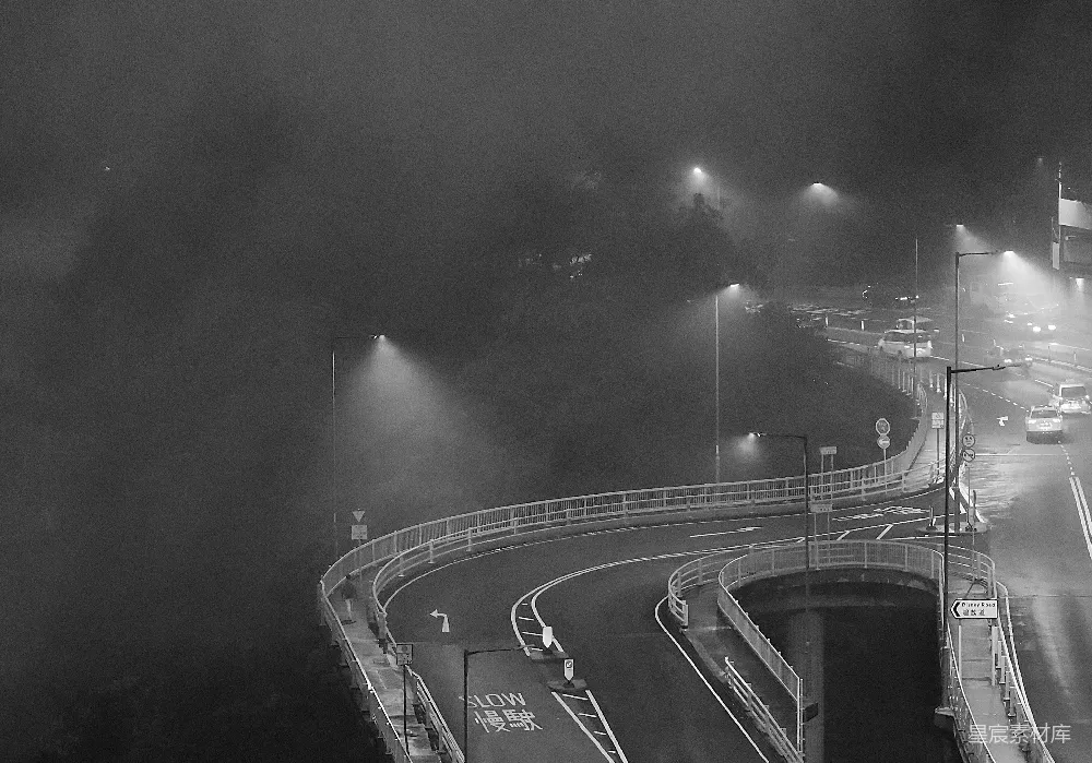 高清摄影 夜景 雾气 城市 街灯 黑白 夜雾中的城市街景
