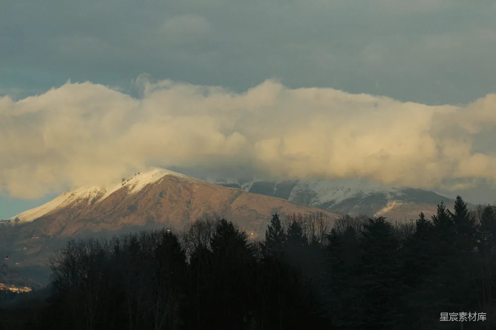高清摄影 自然风光 雪山 云海 冬季 云雾缭绕的雪山