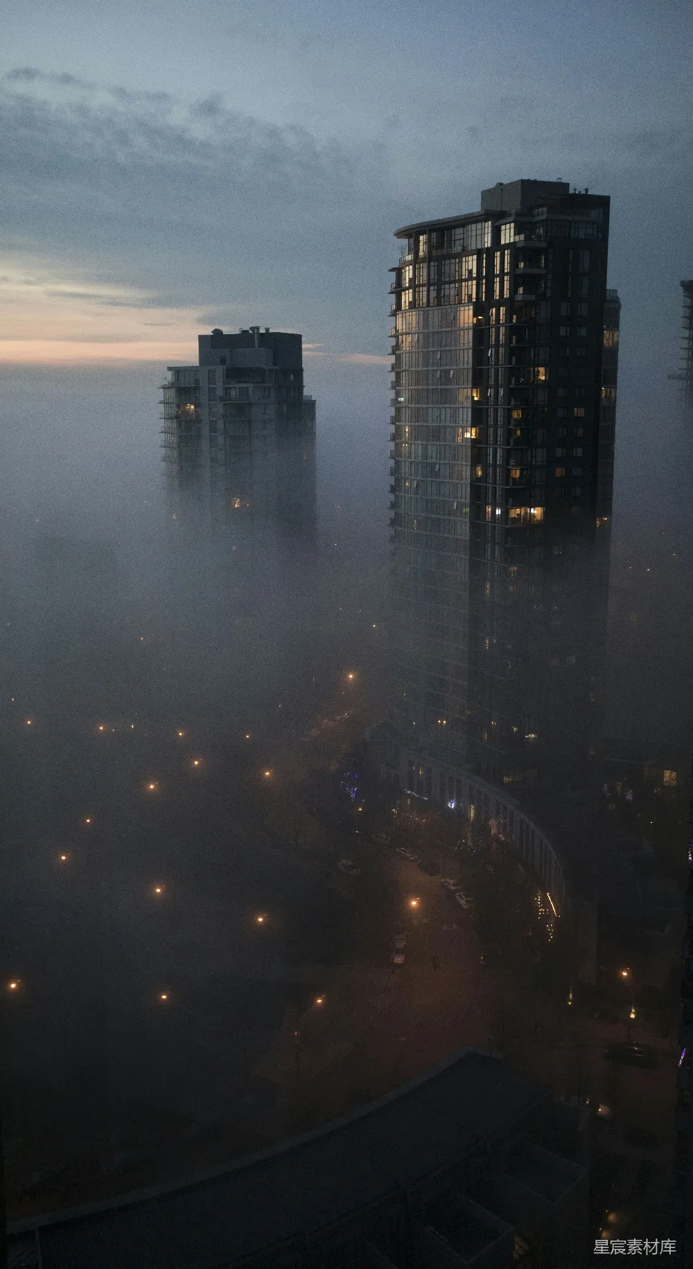 高清摄影 城市 雾 建筑 早晨 现代 雾中高楼