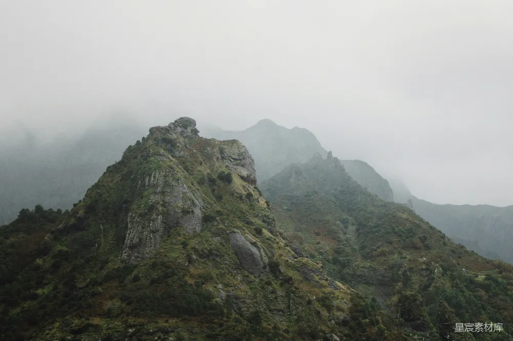 高清摄影 山峰 自然风光 云雾 户外 风景 云雾缭绕的山峰