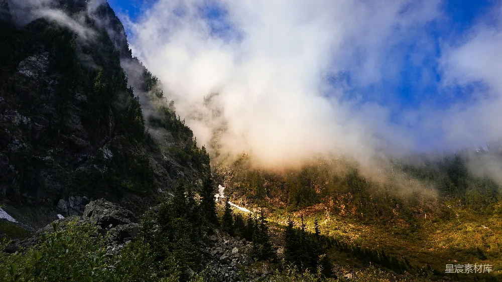 高清摄影 自然风光 山景 云雾 宁静 户外 云雾缭绕的山谷