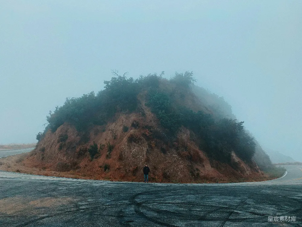 高清摄影 自然 旅行 孤独 风景 户外 雾中的孤独山丘