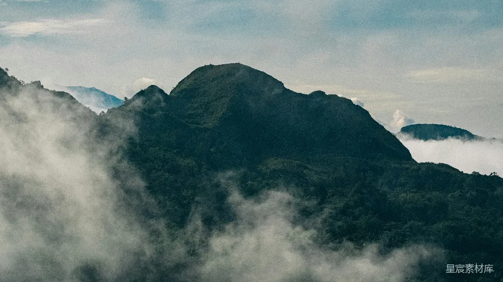 高清摄影 山峰 云雾 自然风光 宁静 户外 云雾缭绕的山峰