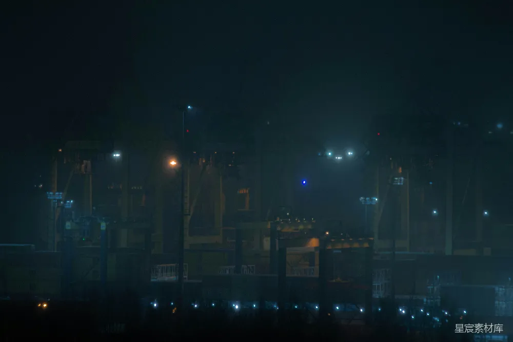高清摄影 夜景 工业 起重机 港口 城市 夜幕下的码头起重机