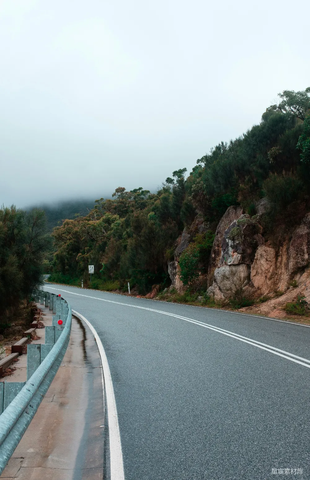 高清摄影 山路 雾气 自然风光 旅行 风景 雾中蜿蜒山路