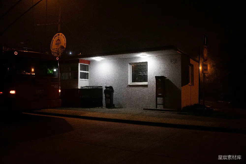 高清摄影 夜景 公交车 照明 城市 静谧 夜色中的公交车站